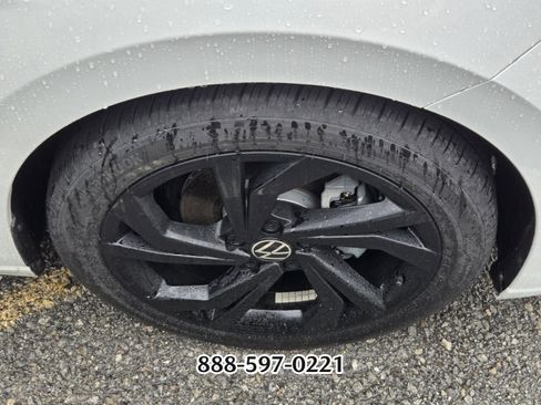 Used 2025 Volkswagen Jetta SE image 9