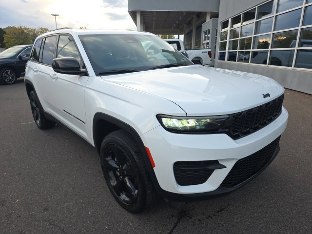 Used 2023 Jeep Grand Cherokee Altitude AWD/4WD image 8
