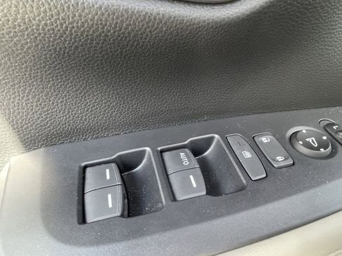 Used 2025 Honda HR-V LX image 17