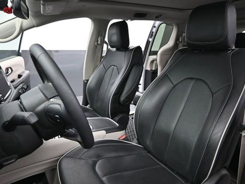 Used 2024 Chrysler Pacifica Limited w/ Trailer Tow Group image 12