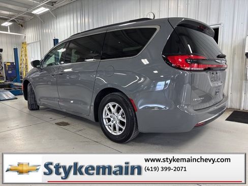 Used 2022 Chrysler Pacifica Touring-L image 7