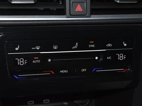 Certified 2025 Volkswagen Taos SE w/ Panoramic Sunroof Package image 11