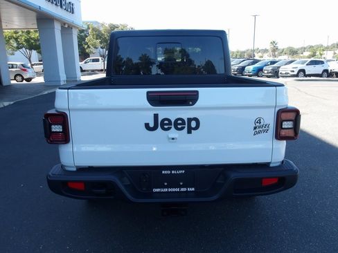 Used 2024 Jeep Gladiator Sport image 7