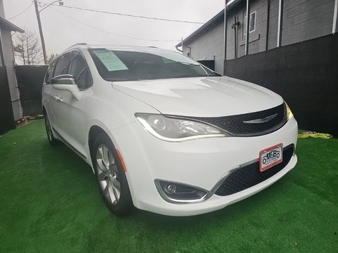 Used 2017 Chrysler Pacifica Limited FWD image 2