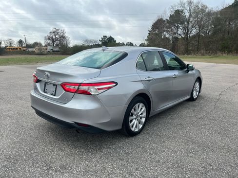 Used 2020 Toyota Camry LE image 5