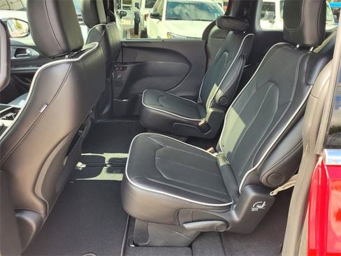 New 2026 Chrysler Pacifica Limited image 5