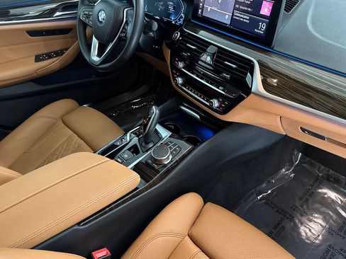 Certified 2023 BMW 530e w/ Convenience Package image 32