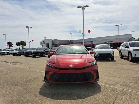 Used 2025 Toyota Camry SE w/ Multimedia Upgrade Package FWD image 2