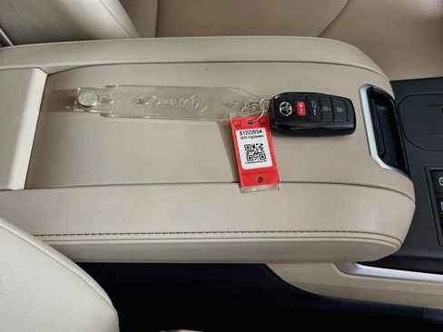 Used 2024 Toyota Highlander XLE FWD image 33