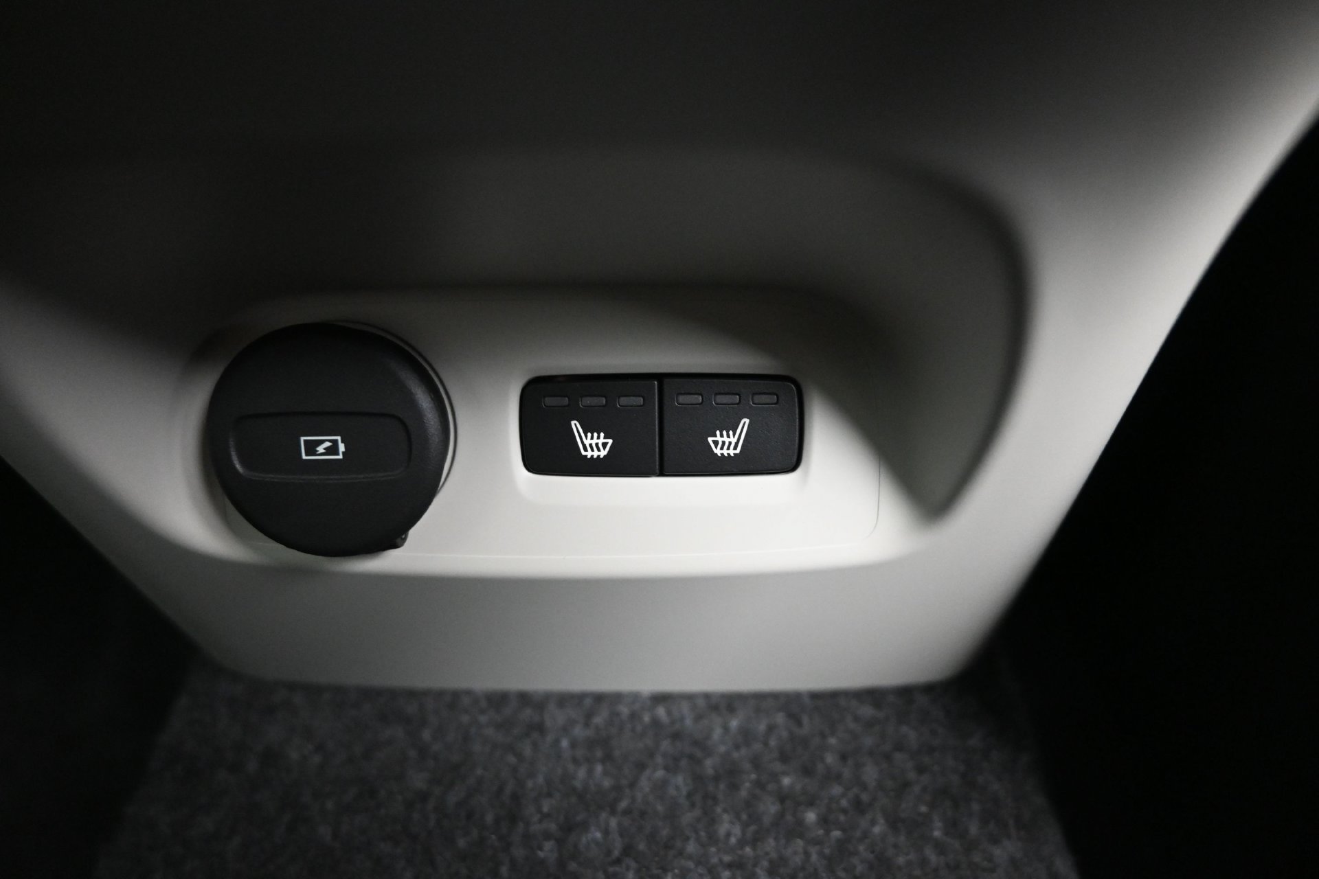 New 2026 Volvo XC40 B4 Plus w/ Protection Package Premier FWD image 32