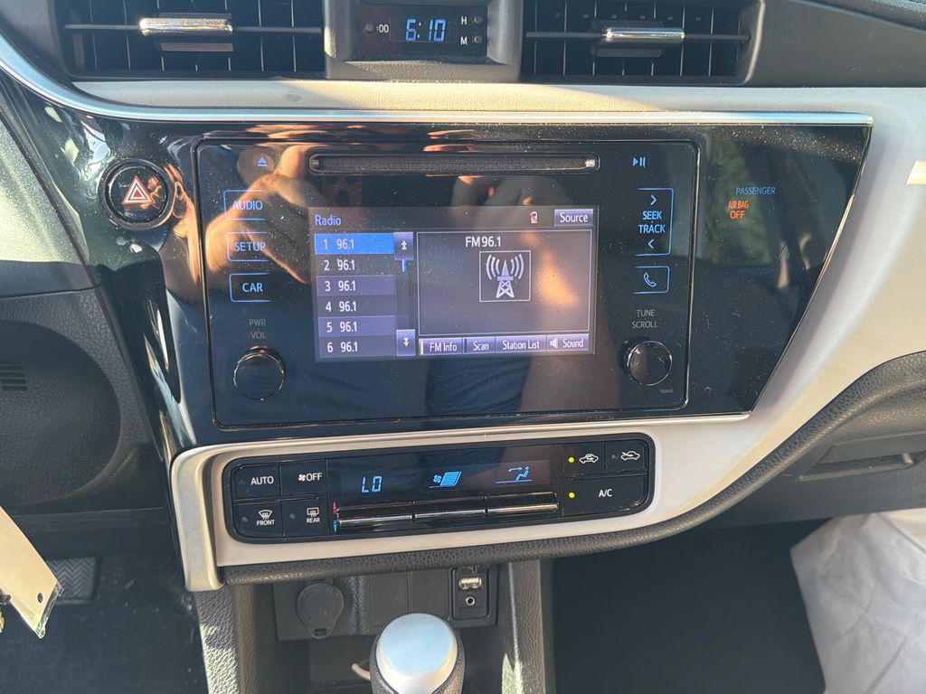 Used 2018 Toyota Corolla LE FWD image 17