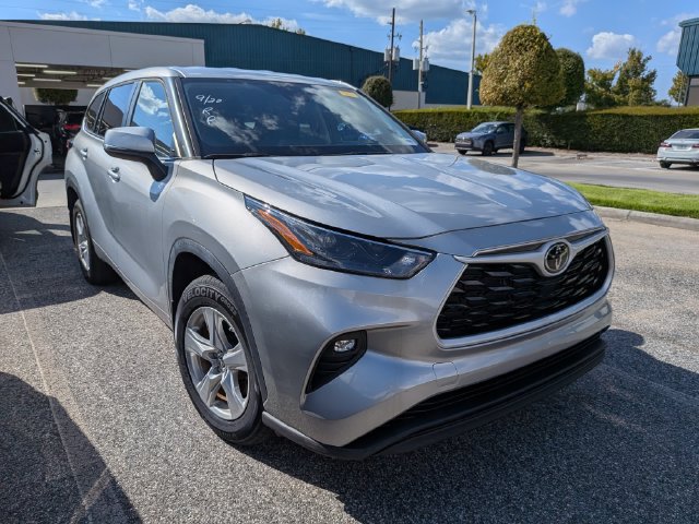 Used 2024 Toyota Highlander LE AWD/4WD image 1