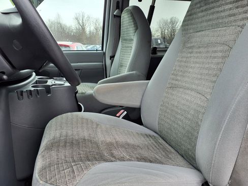 Used 2004 Ford E-350 and Econoline 350 XLT image 3