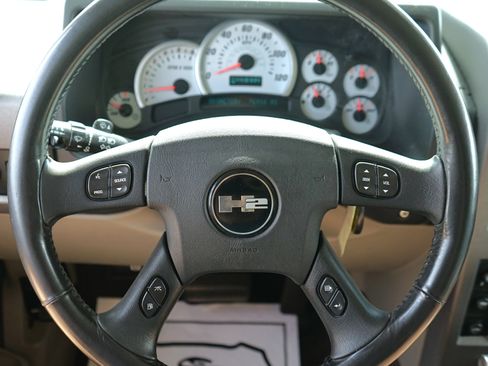 Used 2004 HUMMER H2 w/ Preferred Equipment Group AWD/4WD image 19