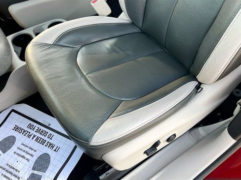 Used 2017 Chrysler Pacifica Touring w/ Tire & Wheel Group FWD image 18