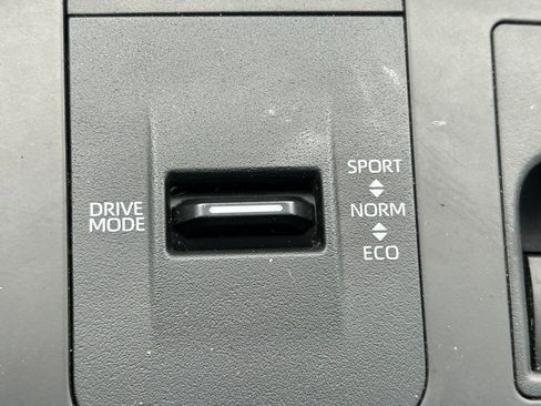 Used 2023 Toyota Highlander XSE image 31