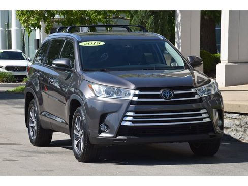 Used 2019 Toyota Highlander XLE AWD/4WD image 2