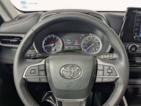Used 2022 Toyota Highlander XLE image 17