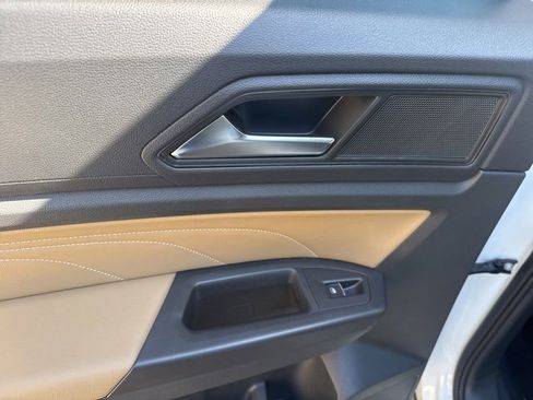 Used 2023 Volkswagen Atlas Cross Sport SE image 28