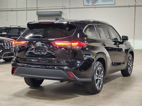 Used 2021 Toyota Highlander XLE FWD image 8