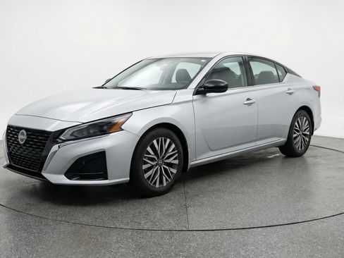 Used 2025 Nissan Altima 2.5 SV image 3