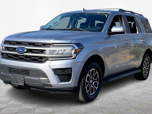 Used 2024 Ford Expedition XLT image 3