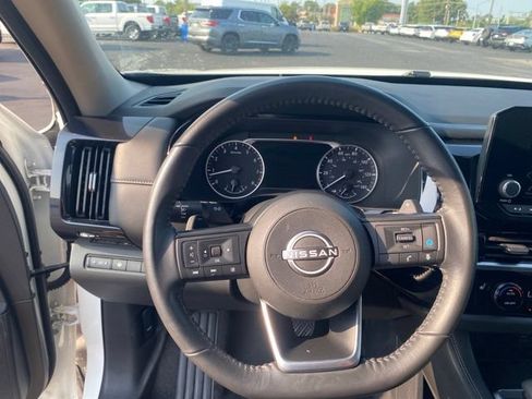 Used 2024 Nissan Pathfinder SV FWD image 11