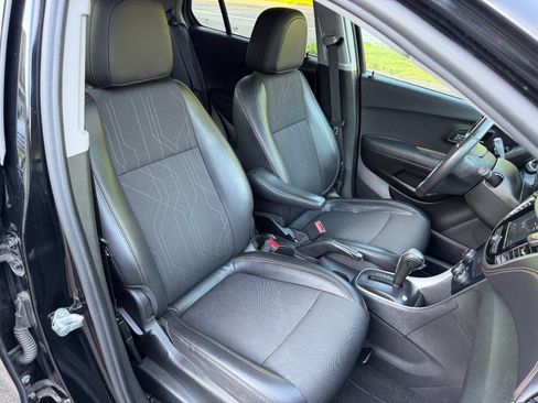 Used 2019 Chevrolet Trax LT w/ LT Convenience Package AWD/4WD image 32