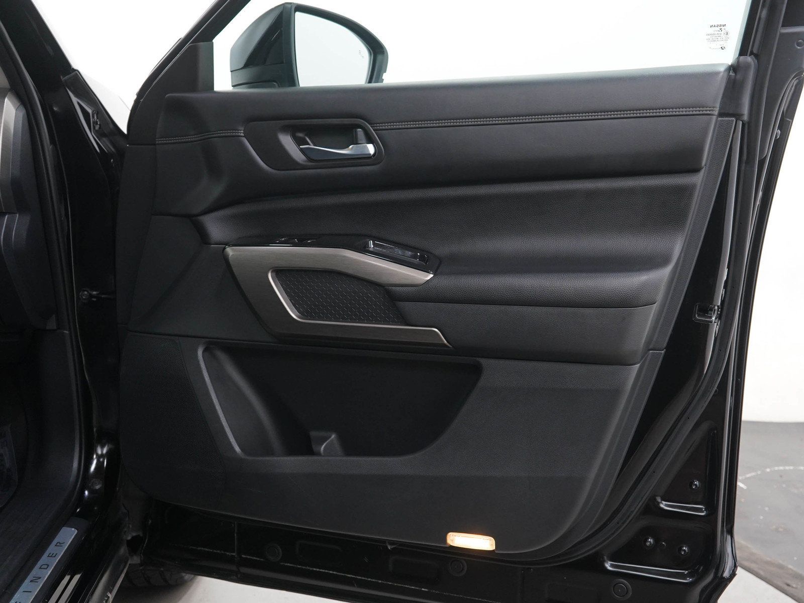 Used 2022 Nissan Pathfinder Platinum AWD/4WD image 9