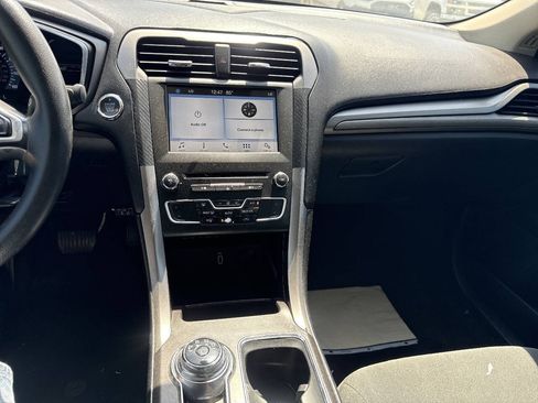 Used 2017 Ford Fusion SE FWD image 8