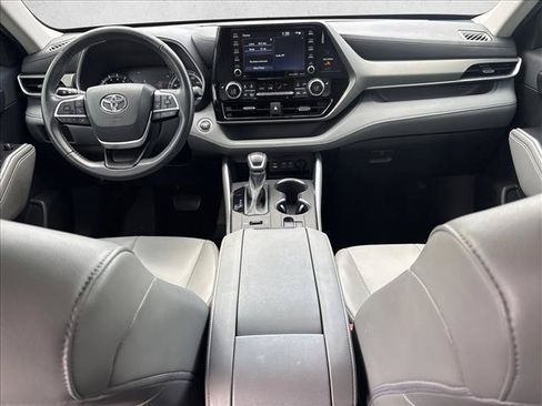 Used 2022 Toyota Highlander XLE AWD/4WD image 19