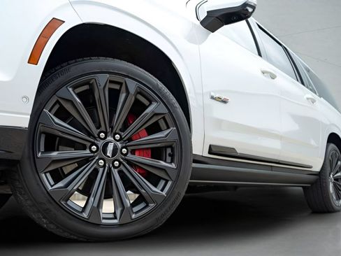 Used 2025 Cadillac Escalade ESV V AWD/4WD image 2