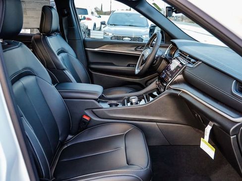 New 2025 Jeep Grand Cherokee Limited w/ Black Appearance Package image 21