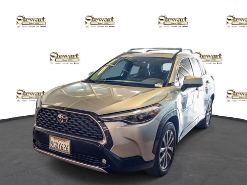 Used 2023 Toyota Corolla Cross XLE image 1