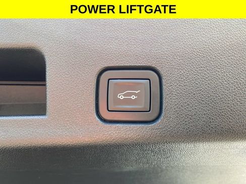 Used 2025 Chevrolet Traverse LT FWD image 17
