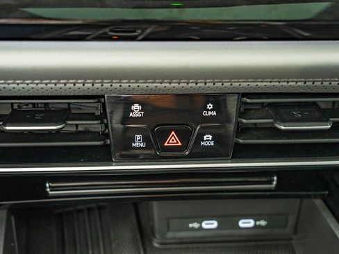 Used 2025 Volkswagen Atlas Peak Edition SE AWD/4WD image 37