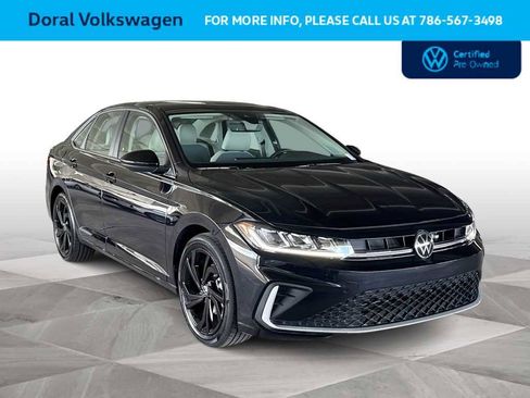 Used 2025 Volkswagen Jetta SE image 2