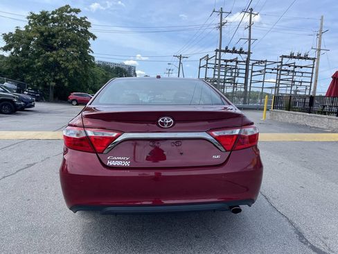 Used 2017 Toyota Camry SE w/ Moonroof Package FWD image 4