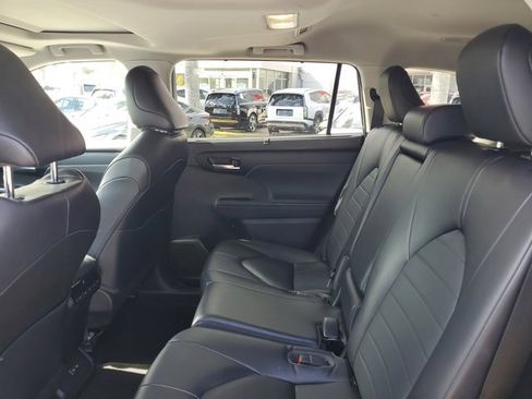 Used 2023 Toyota Highlander XLE image 11