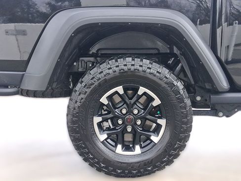 Used 2025 Jeep Gladiator Rubicon w/ Technology Group AWD/4WD image 12