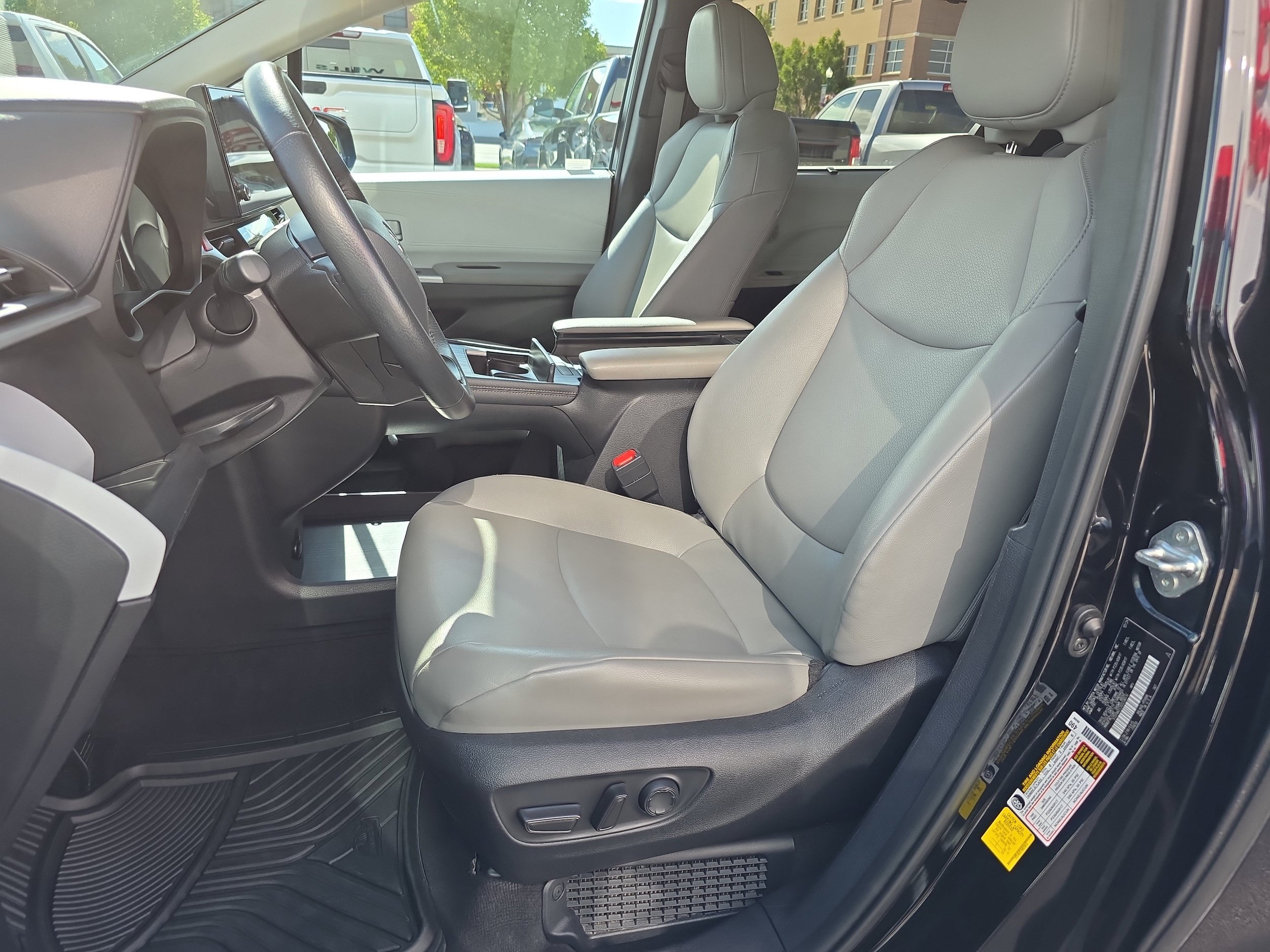 Used 2025 Toyota Sienna XLE FWD image 11