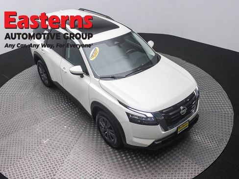 Used 2023 Nissan Pathfinder SV w/ SV Premium Package AWD/4WD image 3