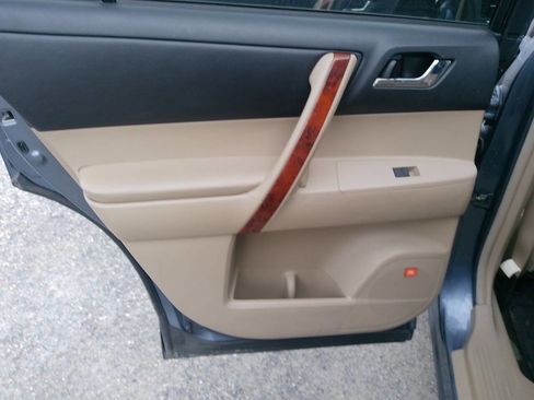 Used 2012 Toyota Highlander Limited w/ Protection Pkg AWD/4WD image 30