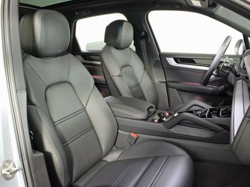 Certified 2025 Porsche Cayenne AWD/4WD image 38