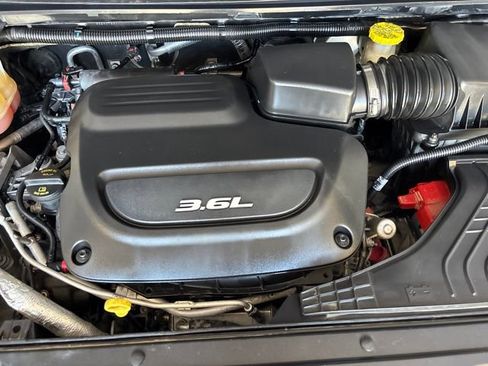 Used 2019 Chrysler Pacifica Limited w/ Tire & Wheel Group FWD image 39
