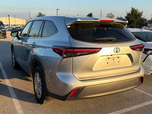 Used 2023 Toyota Highlander LE image 4