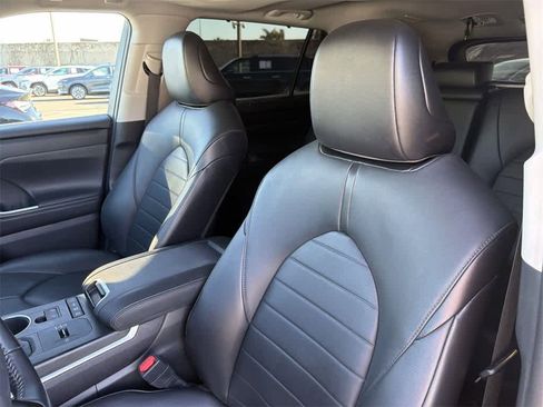 Used 2021 Toyota Highlander XLE image 29