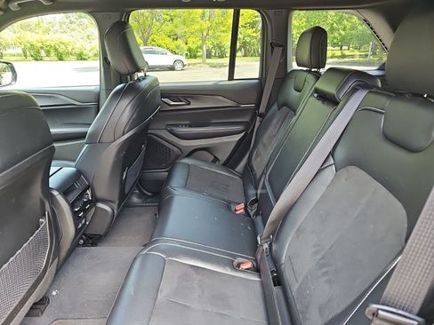 Used 2023 Jeep Grand Cherokee Altitude AWD/4WD image 17