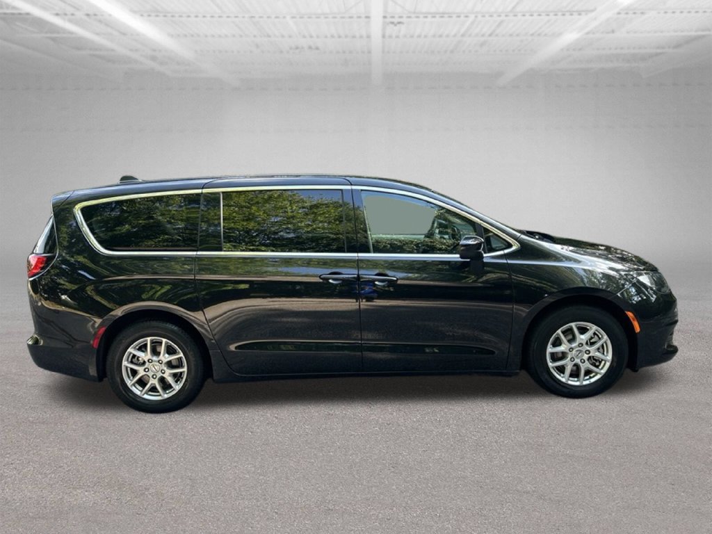 Used 2022 Chrysler Voyager LX FWD image 7