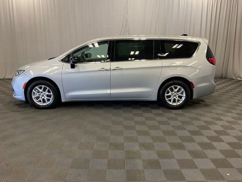 Used 2024 Chrysler Pacifica Touring-L FWD image 10